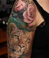 gepard i róże tatuaże