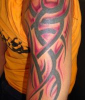 czarny tribal z różowym cieniem