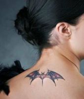 nietoperz tatuaż na plecach dla kobiety'