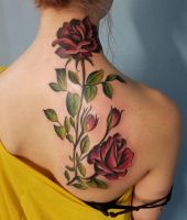 dwie róże tatuaże na łopatce