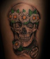 czaszka i stokrotki tatuaże