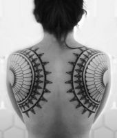 symetryczne tatuaże na plecach