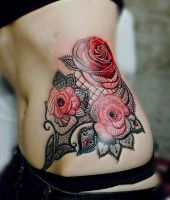 kwiaty tatuaże na biodrze kobiety