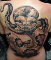 duży wąż tatuaż na plecach