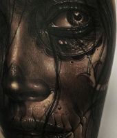 dokładnie wykonana twarz na tatuażu