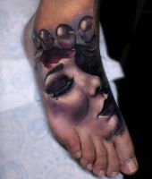 twarz dziewczyny na stopie