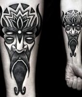 twarz straca tatuaż na rękę