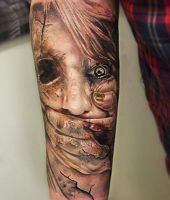 zmknięte usta dłonią