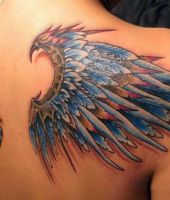 niebieskie skrzydła tatuaże na plecach