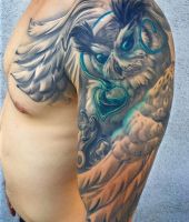 piękna duża sowa - tatuaż na ramieniu