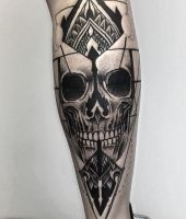 czaszka tatuaż na łydce