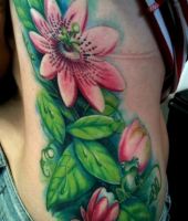 tatuaże kwiaty na żebrach