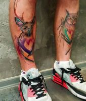 jeleń i sowa tatuaże na goleni
