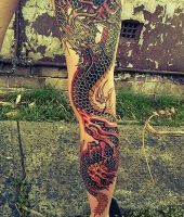 smok tatuaż na nodze