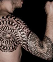 geometryczne tatuaże na ramieniu