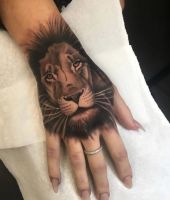 głowa lwa tatuaż na ręce