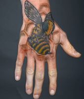 pszczoła tatuaż na dłoni