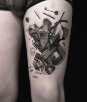 niedźwiedź tatuaż na udzie