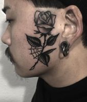 róża | tatuaż na policzku