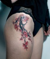 kwiaty wiśni tatuaże na udzie