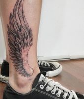 skrzydło anioła na łydce