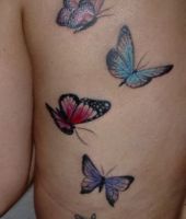 motyle tatuaże na żebrach