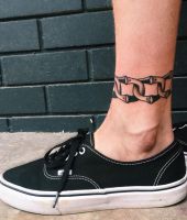 opaska z łańcucha tatuaż na kostce