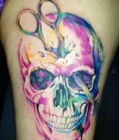 nożyczki wbite do czaszki