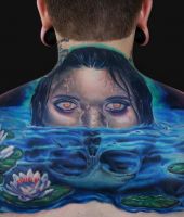 twarz w wodzie z odbiciem czaszki