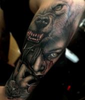 twarz kobiety i groźny wilk