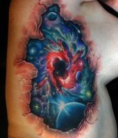 czarna dziura tatuaż na żebrach