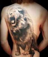 duży lew tatuaż na plecach