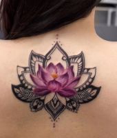 kwiatek tatuaż na plecach dla kobiety