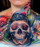 czaszka pilotka kwiatki tatuaże