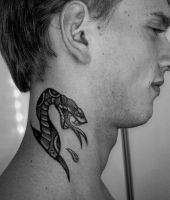 tatuaż z wężem na szyi