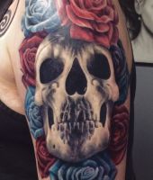 czerwone i niebieskie róze z czaszka