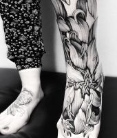 roślina na stopie tatuaż