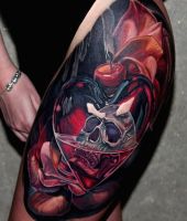 czaszka w sercu tatuaż na biodrze