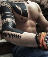 czarne grube tatuaże