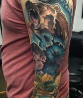 niedźwiedź tatuaż na ramieniu