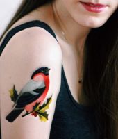 wróbel tatuaż na ramieniu