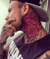 kwiaty czerwone tatuaże na szyi