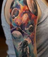 dziewczyna patrzy w kosmos