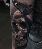 motyl na czaszce - tatuaże zdjęcia