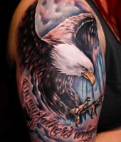 orzeł wytatuowany na ramieniu