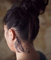 dwa pióra tatuaże za uchem