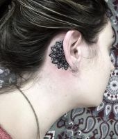 mandala kwiatek tatuaż za uchem