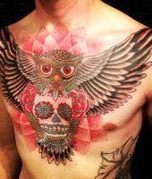 sowa z czaszką w szponach tatuaż na klatce