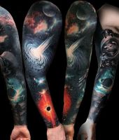 kosmos piękny tatuaż na ręce