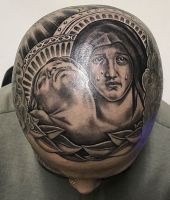 tatuaż na czaszce głowie religijny